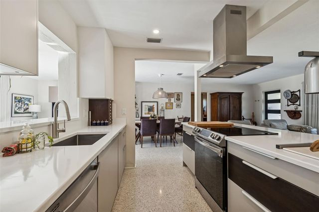 2000 SERPENTINE CIRCLE S, St Petersburg, FL 33712