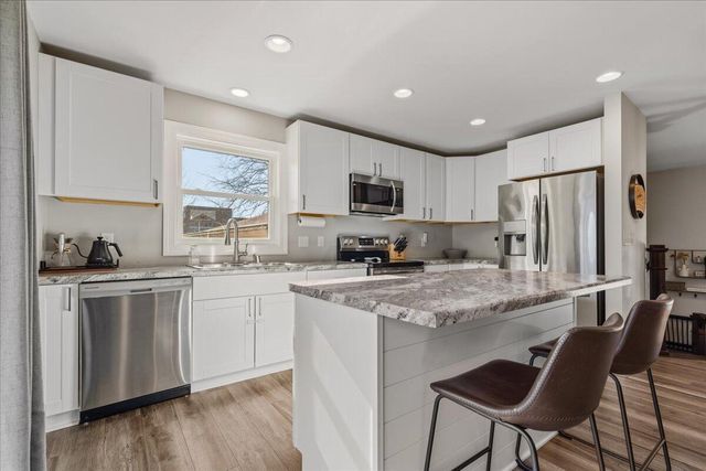 787 Sheridan DRIVE, West Bend, WI 53095