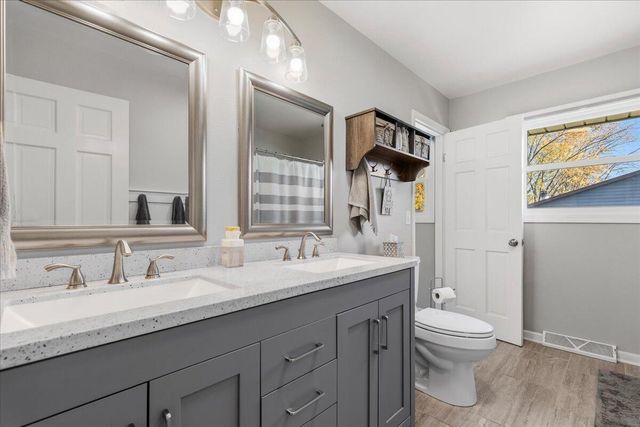 787 Sheridan DRIVE, West Bend, WI 53095