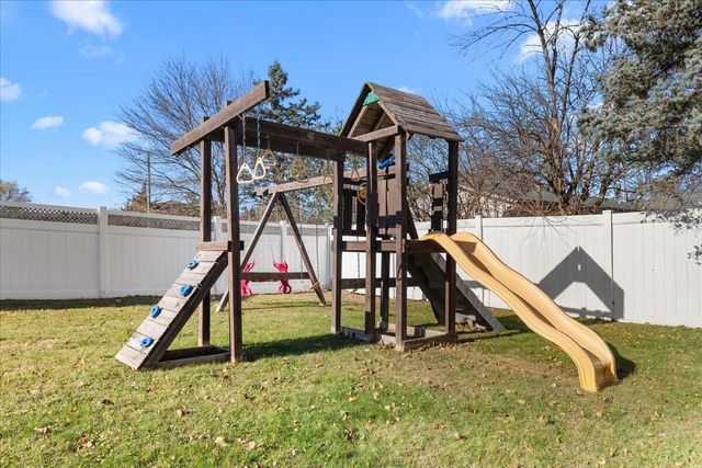 787 Sheridan DRIVE, West Bend, WI 53095