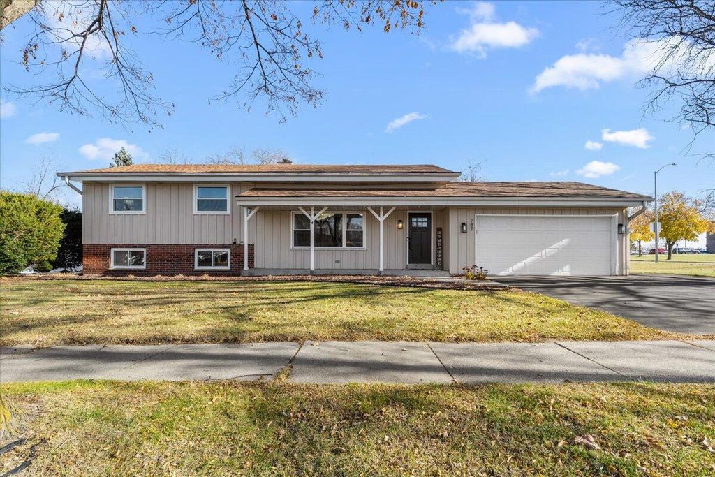 787 Sheridan DRIVE, West Bend, WI 53095