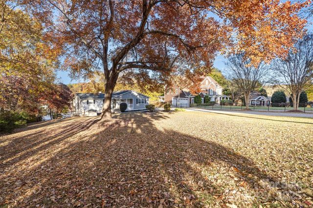 7088 Wateredge Drive, Sherrills Ford, NC 28673