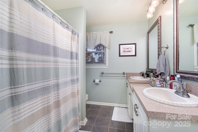 7088 Wateredge Drive, Sherrills Ford, NC 28673