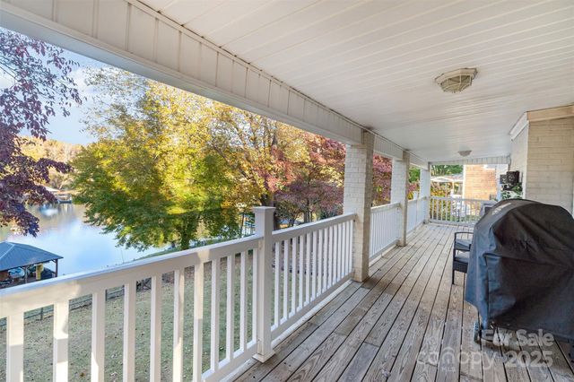 7088 Wateredge Drive, Sherrills Ford, NC 28673