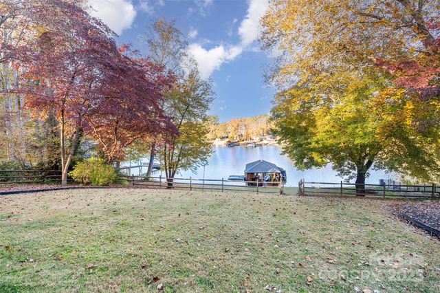 7088 Wateredge Drive, Sherrills Ford, NC 28673