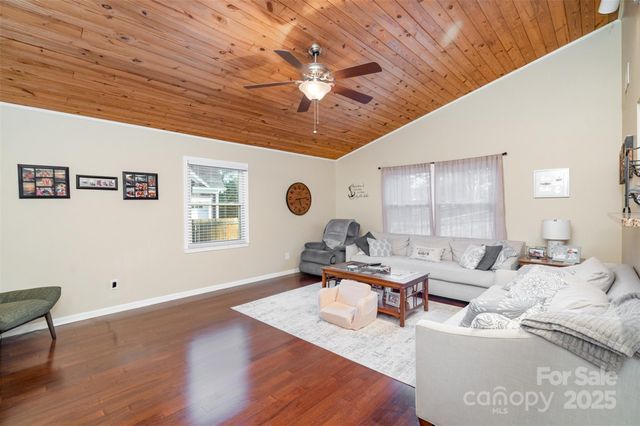 7088 Wateredge Drive, Sherrills Ford, NC 28673