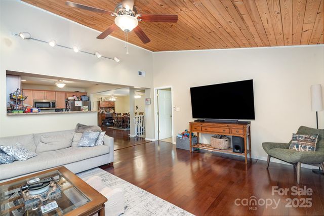 7088 Wateredge Drive, Sherrills Ford, NC 28673