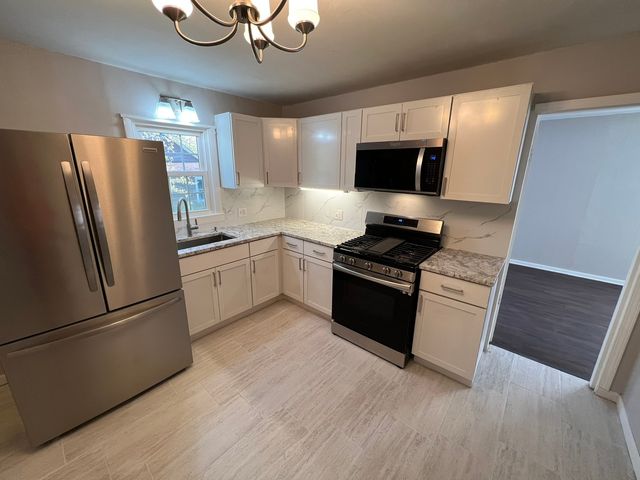 936 Russell Place, Mundelein, IL 60060