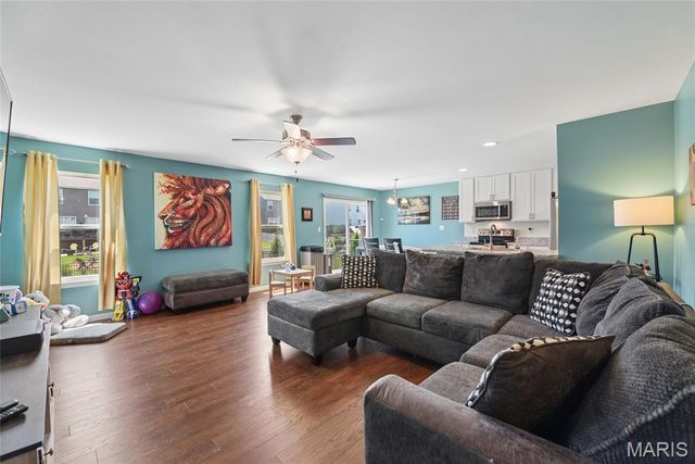 337 Charlestowne Place Drive, St Charles, MO 63301