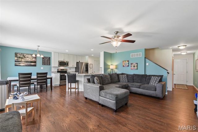 337 Charlestowne Place Drive, St Charles, MO 63301