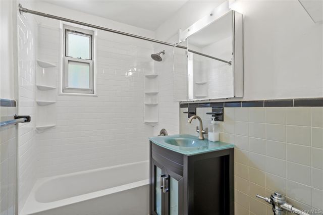 67-25 Clyde Street 2G, Forest Hills, NY 11375