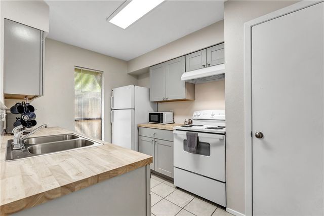 1520 Hawk Tree Drive A, College Station, TX 77845