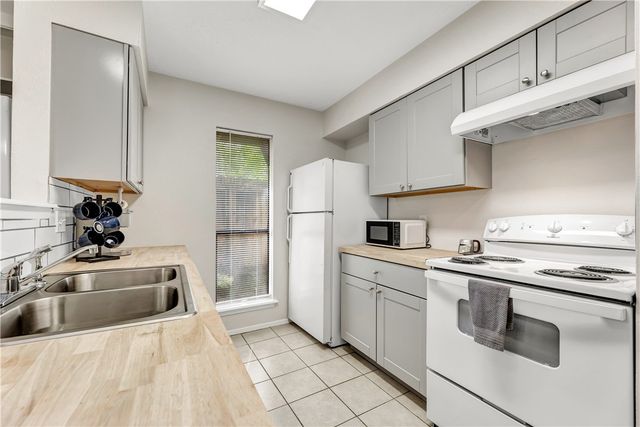 1520 Hawk Tree Drive A, College Station, TX 77845