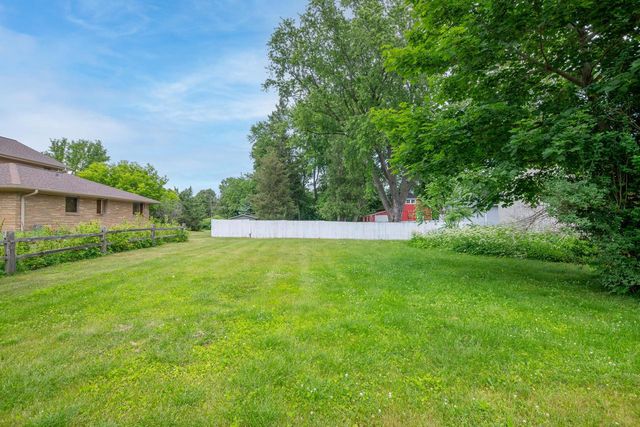 N50W6466 Western ROAD, Cedarburg, WI 53012