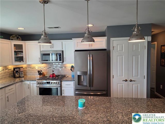 3393 Crestview Loop, Lehigh Twp, PA 18088