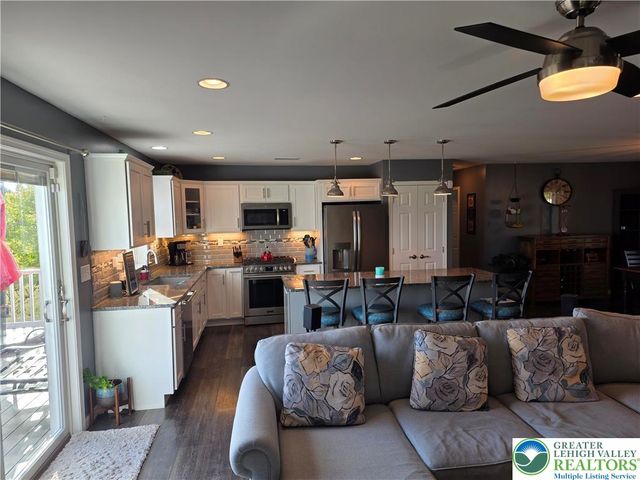 3393 Crestview Loop, Lehigh Twp, PA 18088