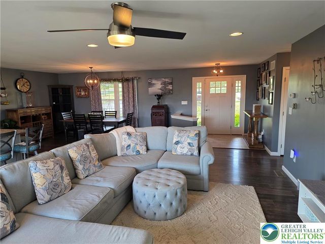 3393 Crestview Loop, Lehigh Twp, PA 18088