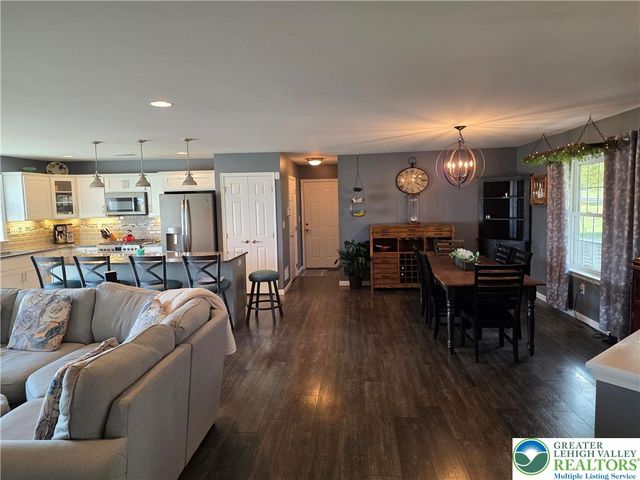 3393 Crestview Loop, Lehigh Twp, PA 18088