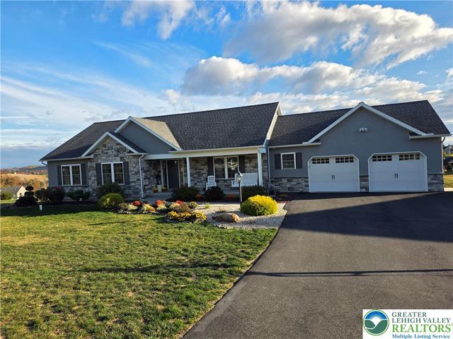3393 Crestview Loop, Lehigh Twp, PA 18088