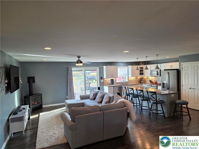 3393 Crestview Loop, Lehigh Twp, PA 18088