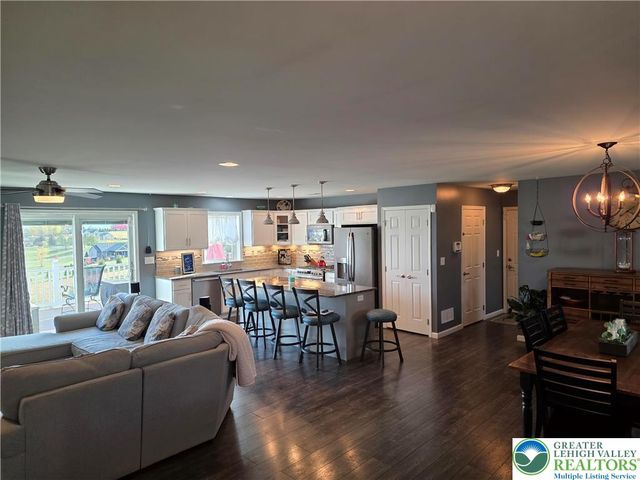 3393 Crestview Loop, Lehigh Twp, PA 18088