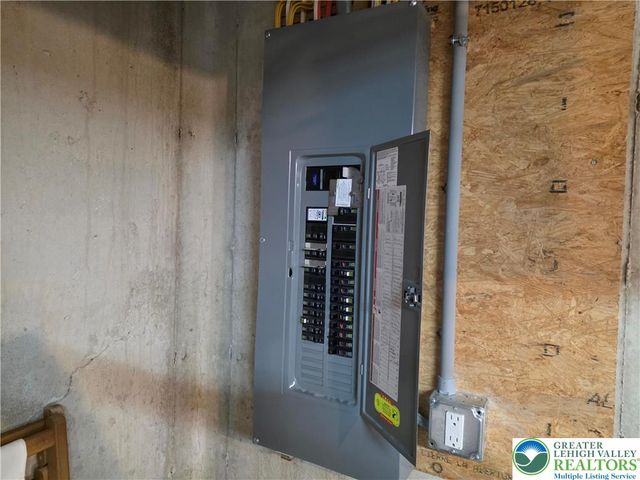 3393 Crestview Loop, Lehigh Twp, PA 18088