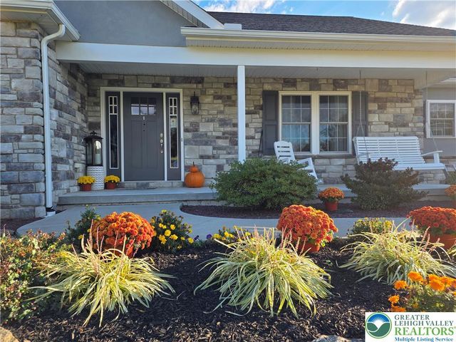 3393 Crestview Loop, Lehigh Twp, PA 18088