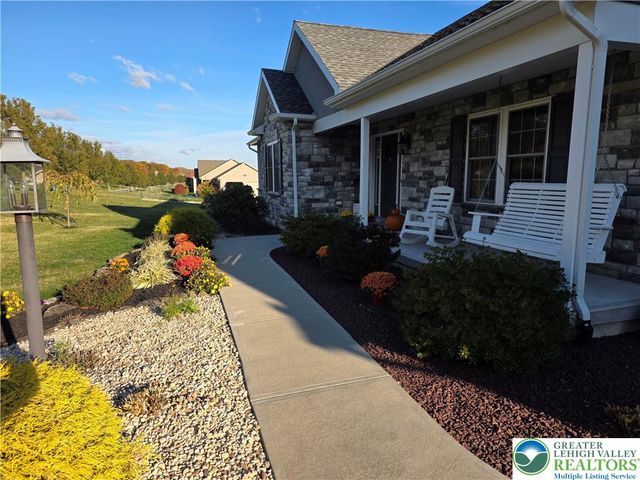 3393 Crestview Loop, Lehigh Twp, PA 18088