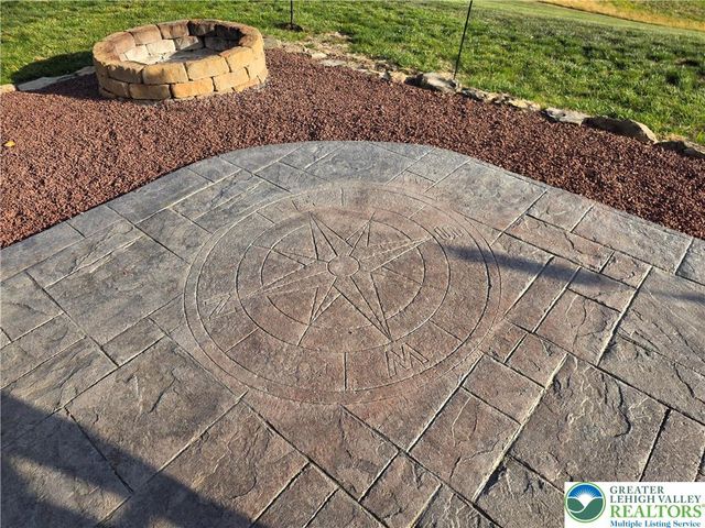 3393 Crestview Loop, Lehigh Twp, PA 18088