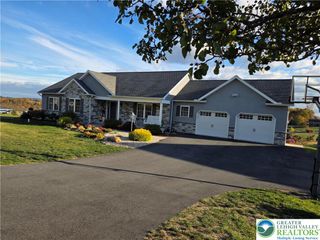 3393 Crestview Loop, Lehigh Twp, PA 18088