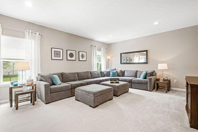 2045 E Gardenia Drive, Pataskala, OH 43062