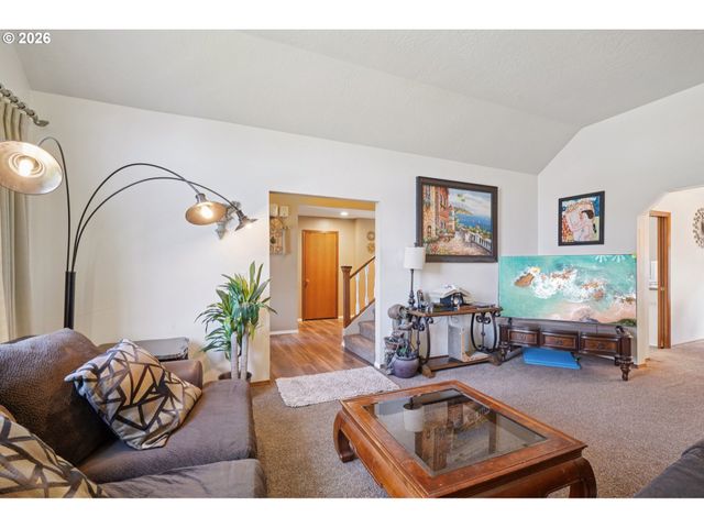 800 Se GREENWAY Dr, Gresham, OR 97080