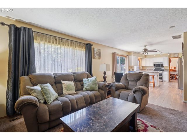 800 Se GREENWAY Dr, Gresham, OR 97080