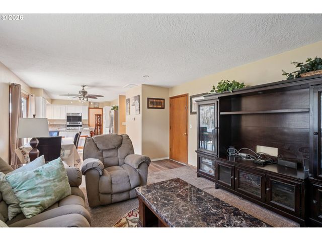 800 Se GREENWAY Dr, Gresham, OR 97080