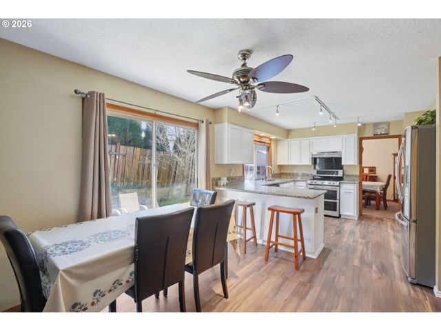 800 Se GREENWAY Dr, Gresham, OR 97080