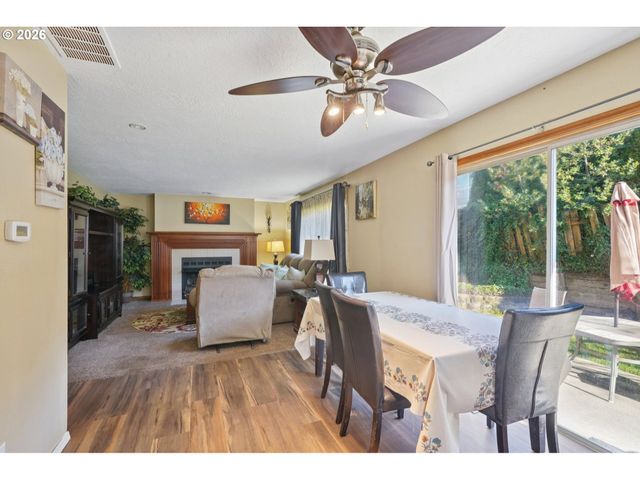 800 Se GREENWAY Dr, Gresham, OR 97080