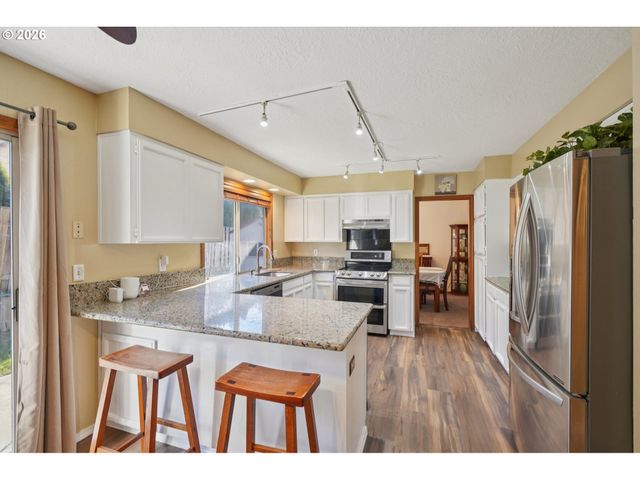 800 Se GREENWAY Dr, Gresham, OR 97080