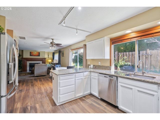 800 Se GREENWAY Dr, Gresham, OR 97080