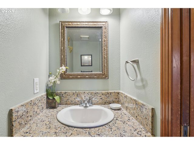 800 Se GREENWAY Dr, Gresham, OR 97080