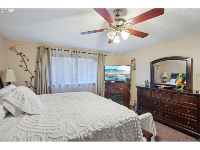 800 Se GREENWAY Dr, Gresham, OR 97080