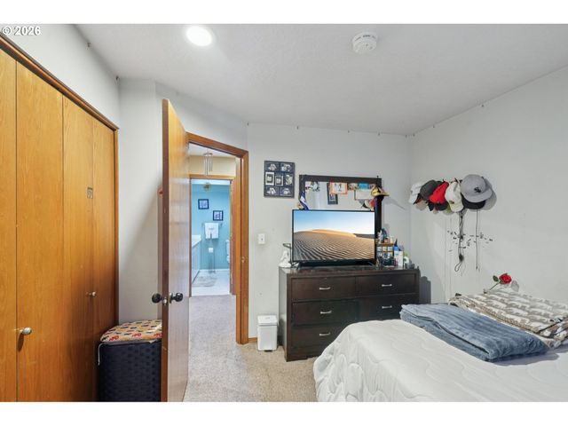 800 Se GREENWAY Dr, Gresham, OR 97080