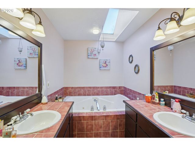 800 Se GREENWAY Dr, Gresham, OR 97080