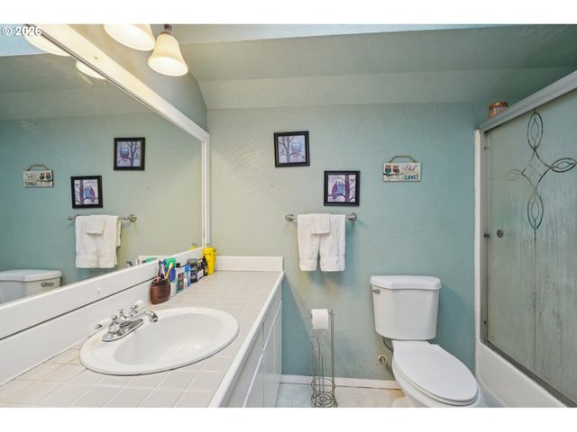 800 Se GREENWAY Dr, Gresham, OR 97080