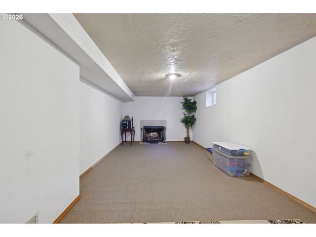 800 Se GREENWAY Dr, Gresham, OR 97080