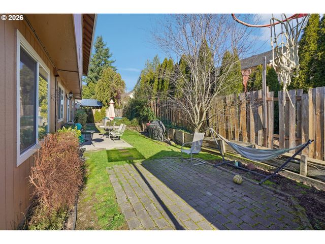 800 Se GREENWAY Dr, Gresham, OR 97080