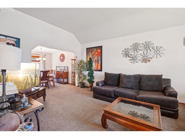 800 Se GREENWAY Dr, Gresham, OR 97080