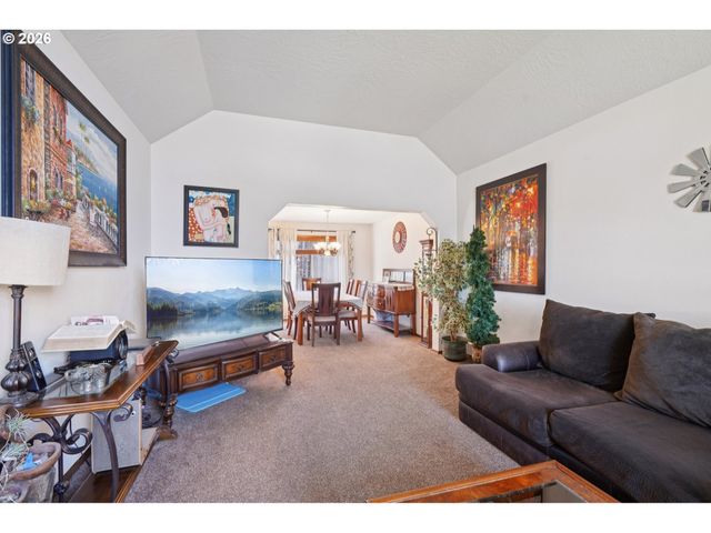 800 Se GREENWAY Dr, Gresham, OR 97080