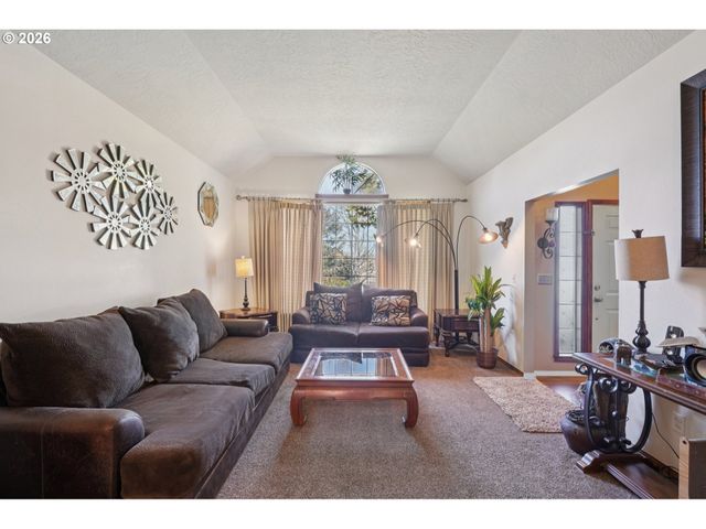 800 Se GREENWAY Dr, Gresham, OR 97080