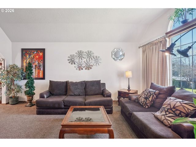 800 Se GREENWAY Dr, Gresham, OR 97080