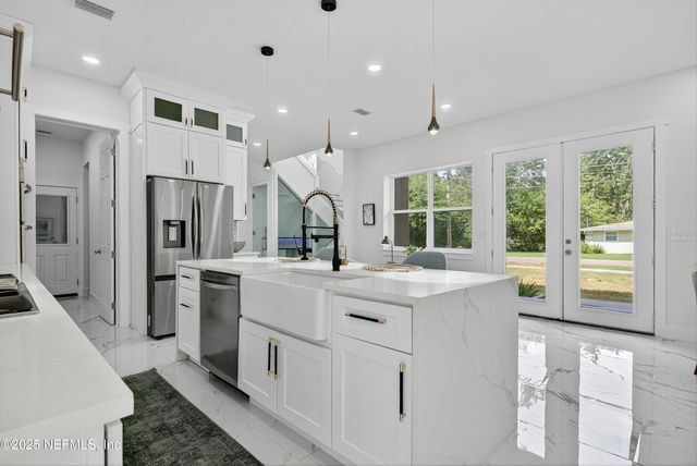 3868 CEDAR POINT Road, Jacksonville, FL 32226